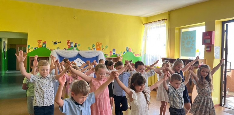 Zdjęcie z wydarzenia: Nadszedł czas się pożegnać... - przedstawia dzieci tańczące Poloneza