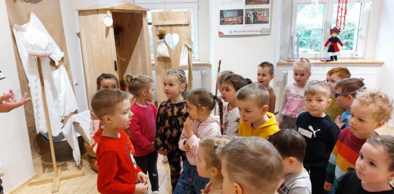 Zdjęcie z wydarzenia: Kaczuszki w Muzeum Regionalnym - przedstawia dzieci w Muzeum