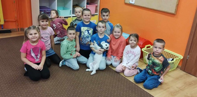 Zdjęcie z wydarzenia: Biedronki i ich czteronogi gość - przedstawia dzieci z psem