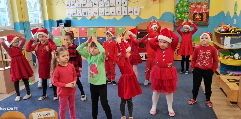 Zdjęcie z wydarzenia: Mikołajki w Przedszkolu - przedstawia tańczące dzieci