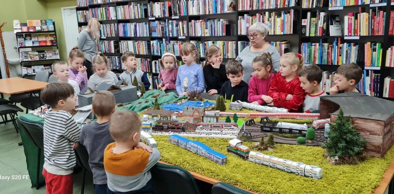 Zdjęcie z wydarzenia: Żabki w Bibliotece Powiatowej - przedstawia dzieci na wystawie