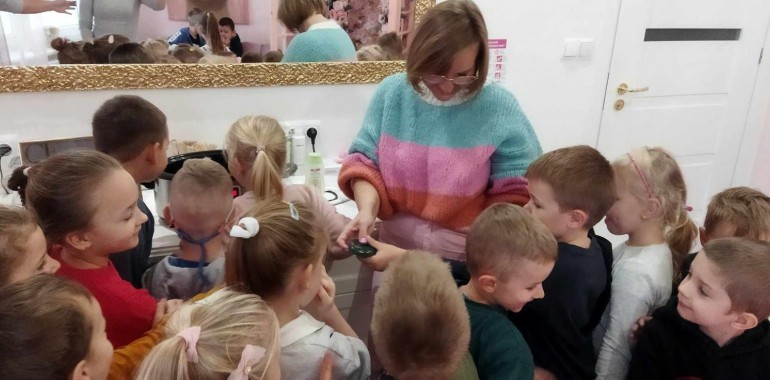 Zdjęcie z wydarzenia: Jeżyki gościły w salonie piękności - przedstawia dzieci w salonie