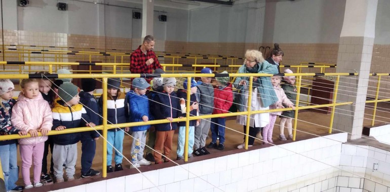 Zdjęcie z wydarzenia: Jeżyki odwiedziły MPWiK w Wągrowcu - przedstawia dzieci na wycieczce
