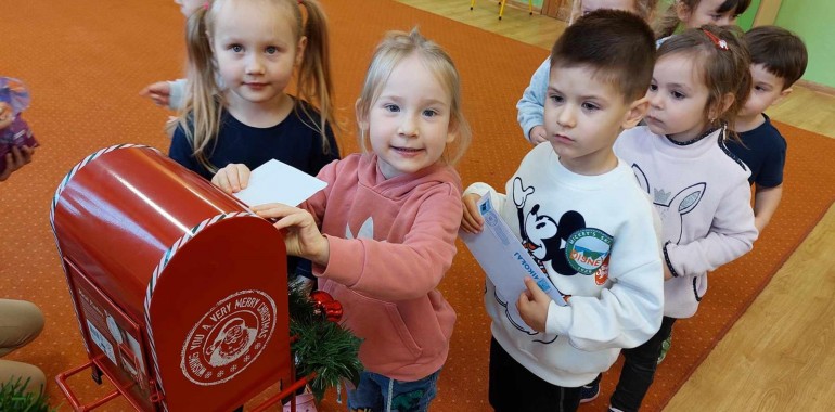 Zdjęcie z wydarzenia: Kaczuszki napisały list do Św. Mikołaja - przedstawia dzieci wysyłające list
