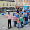 Zdjęcie z wydarzenia: Żabki uczestniczyły w Niebieskim Marszu - przedstawia grupę Żabki na Rynku